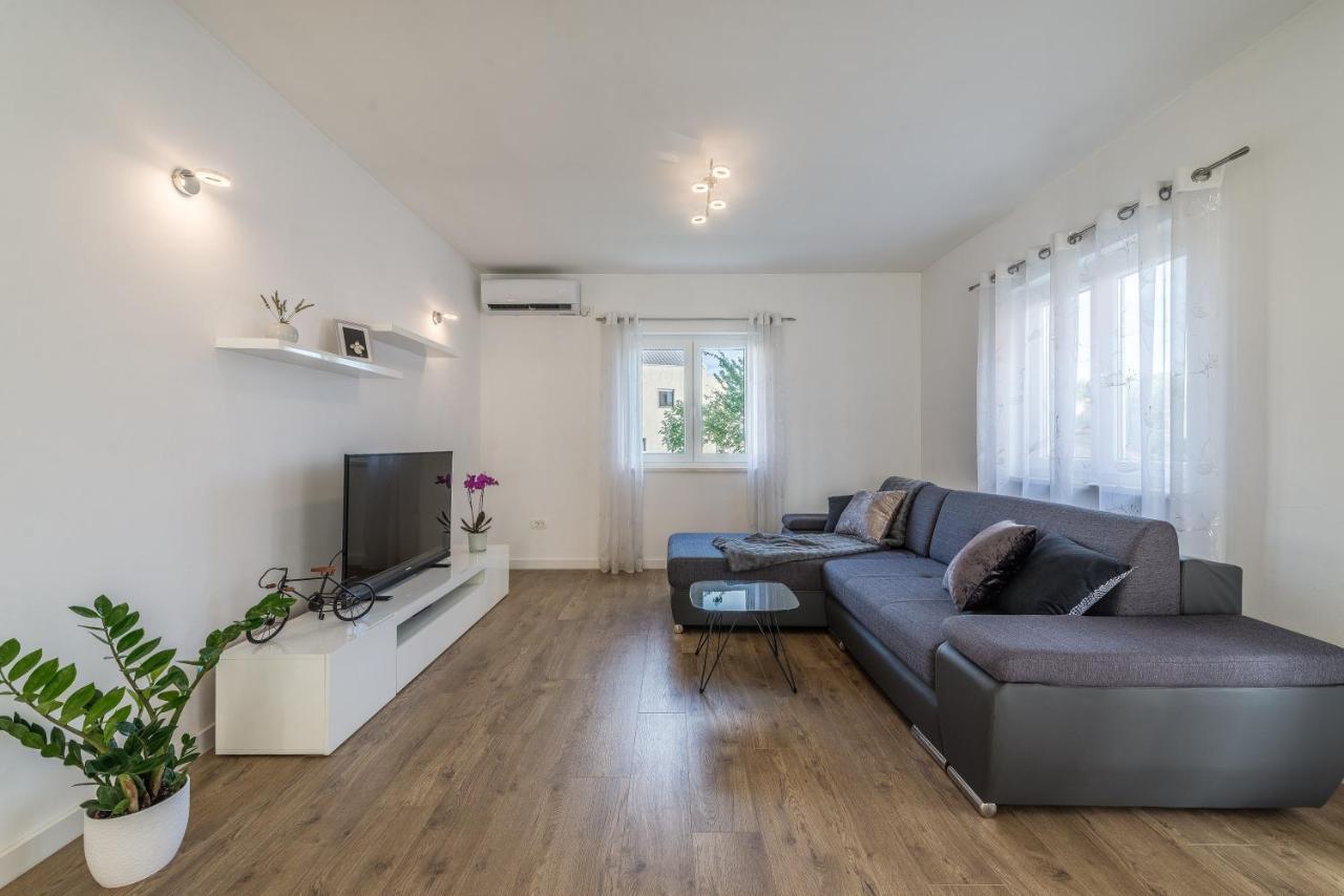 Holiday Home Bajlo Apartment With Three Bedrooms Zadar Extérieur photo