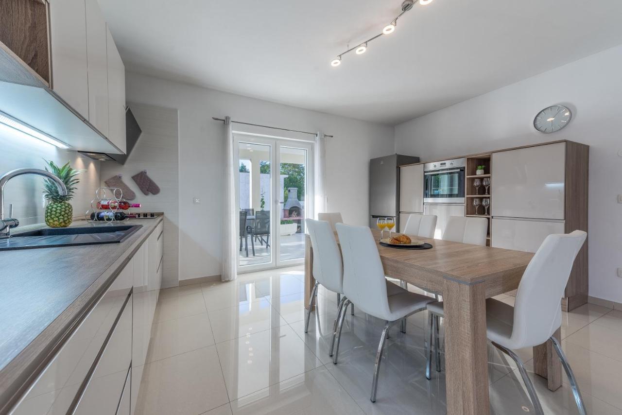 Holiday Home Bajlo Apartment With Three Bedrooms Zadar Extérieur photo