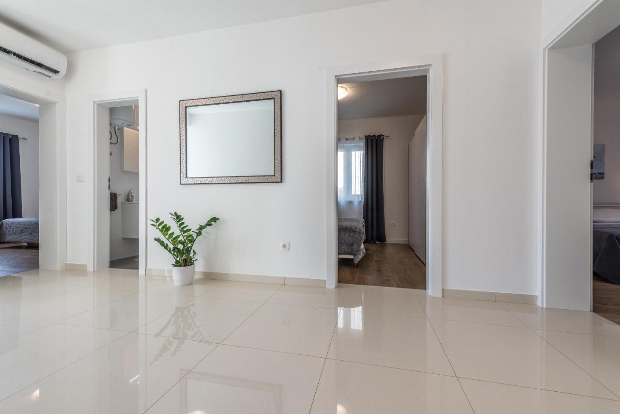 Holiday Home Bajlo Apartment With Three Bedrooms Zadar Extérieur photo