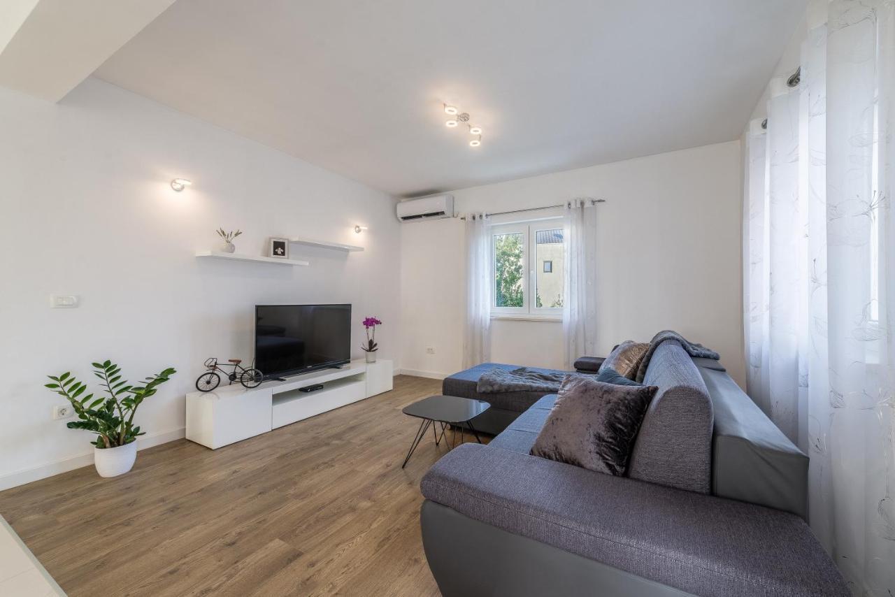 Holiday Home Bajlo Apartment With Three Bedrooms Zadar Extérieur photo