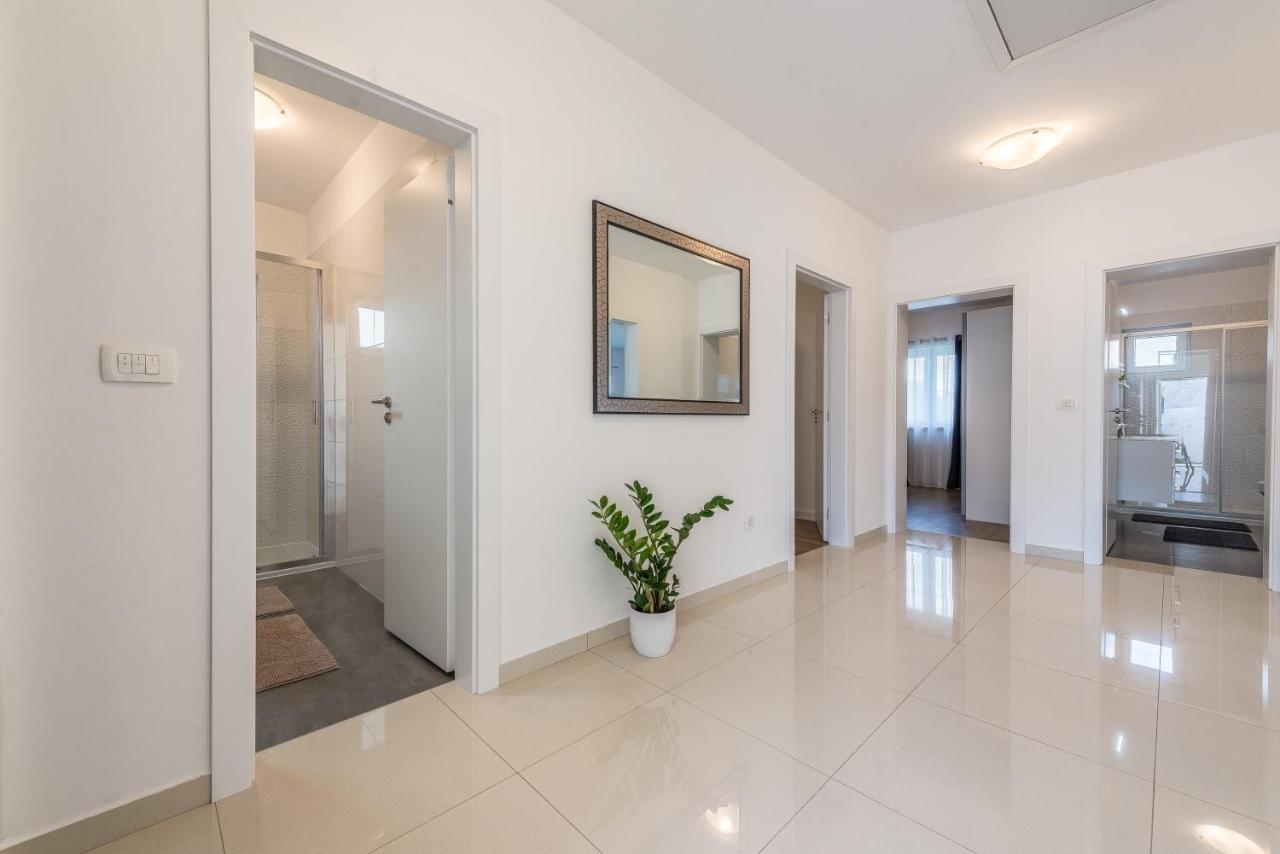 Holiday Home Bajlo Apartment With Three Bedrooms Zadar Extérieur photo